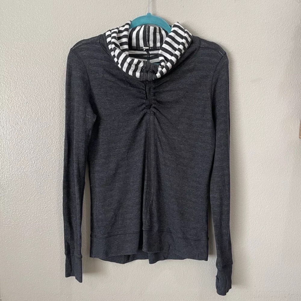 Lululemon Top In A Cinch Cowl Reversible Women 4 Gray White Striped Long Sleeve